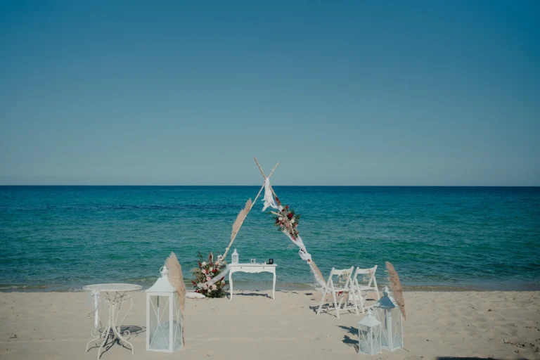 alles ist bereit für die einzigartige Strandhochzeit - meer sardinien urlaub