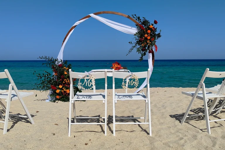 alles ist bereit für eine wundervolle Strandhochzeit, meer sardinien urlaub