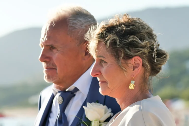 andächtig folgt das Paar der Zeremonie, Strandhochzeit, meer sardinien urlaub