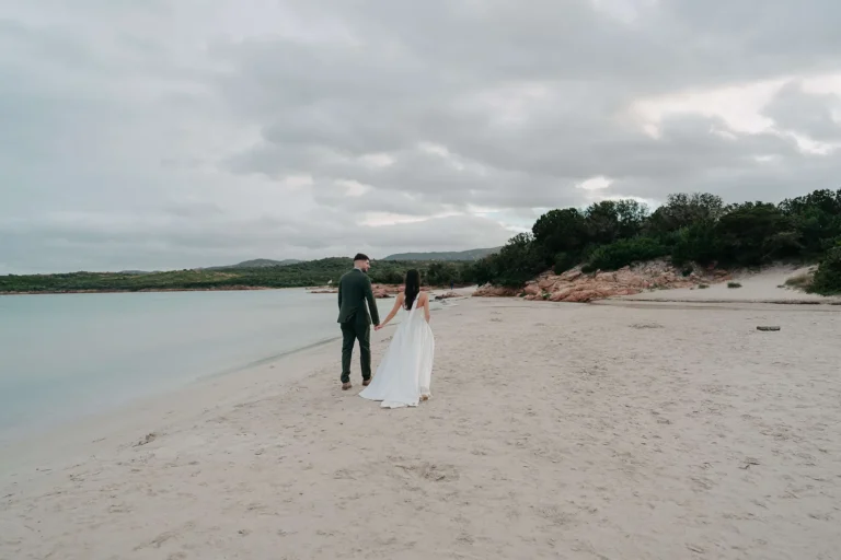 das Brautpaar am Strand nach der Trauung auf dem Standesamt - meer sardinien urlaub