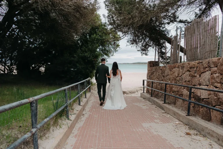 das Brautpaar auf dem Weg zum Strand nach der Trauung - meer sardinien urlaub