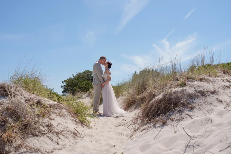 das Brautpaar auf den Sanddünen, Strandhochzeit, meer sardinien urlaub