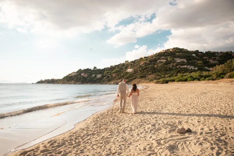 das Brautpaar beim Foto-Shooting entlang der Sandbucht, Strandhochzeit - meer sardinien urlaub