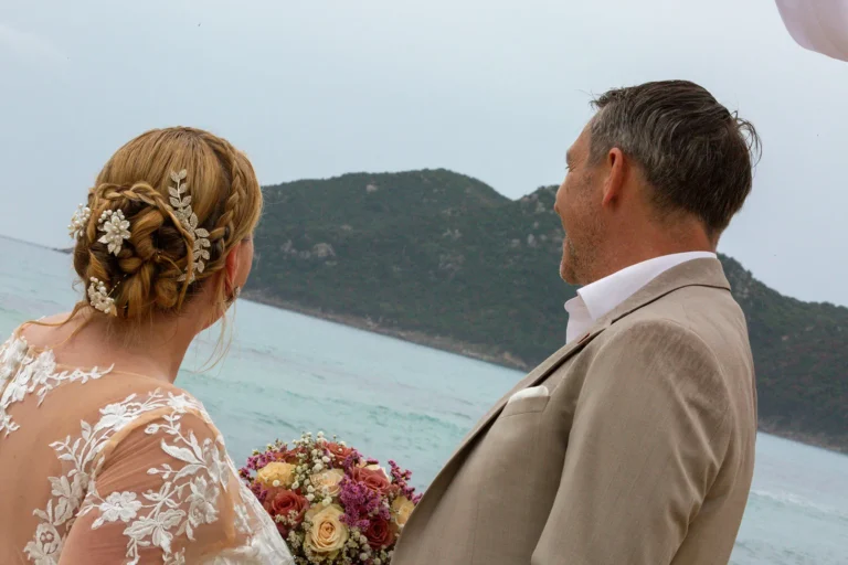 das Brautpaar blickt Richtung Meer, Strandhochzeit, meer sardinien urlaub