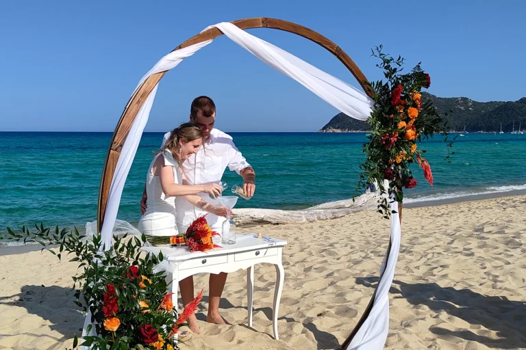 das Brautpaar führt das Sandritual im Anschluss an die Strandhochzeit durch, meer sardinien urlaub