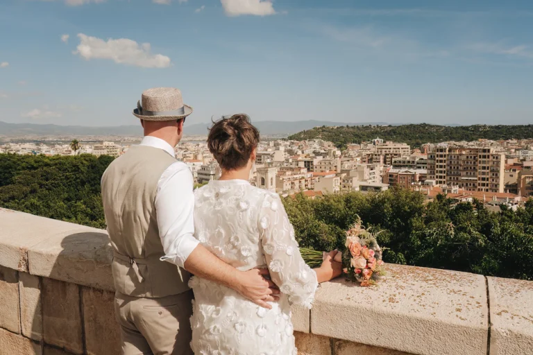 das Brautpaar genießt den Blick auf Cagliari, Trauung - meer sardinien urlaub