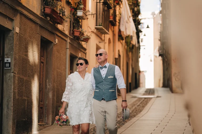 das Brautpaar genießt nach der standesamtlichen Hochzeit die Gassen von Cagliari - meer sardinien urlaub