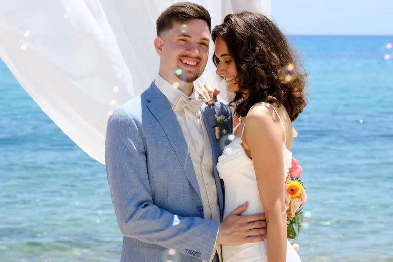 das Brautpaar hinter Seifenblasen, Strandhochzeit, meer sardinien urlaub