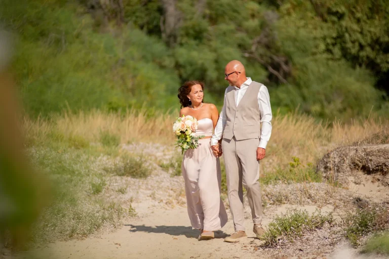 das Brautpaar schreitet zum Trauplatz, Strandhochzeit - meer sardinien urlaub