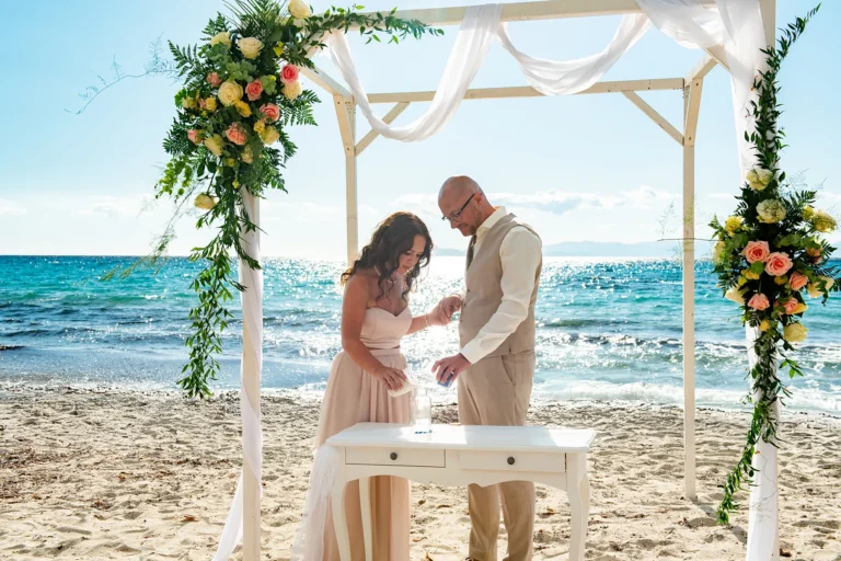 das Brautpaar vollzieht das Sandritual, Strandhochzeit - meer sardinien urlaub