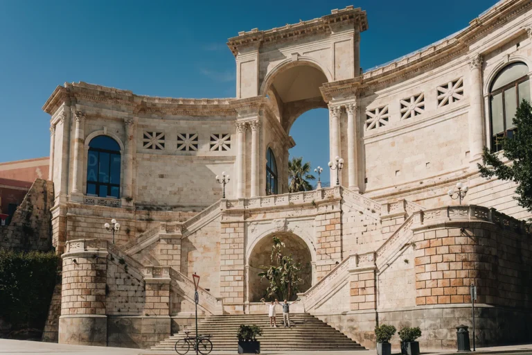 das Brautpaar vor dem Bauwerk Saint Remy in Cagliari, Trauung - meer sardinien urlaub