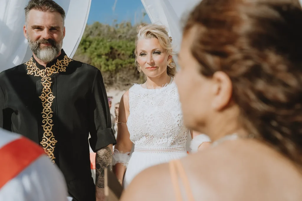 das Brautpaar während der Strandhochzeit, meer sardinien urlaub