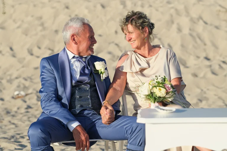 das Brautpaar während der Zeremonie, Strandhochzeit, meer sardinien urlaub