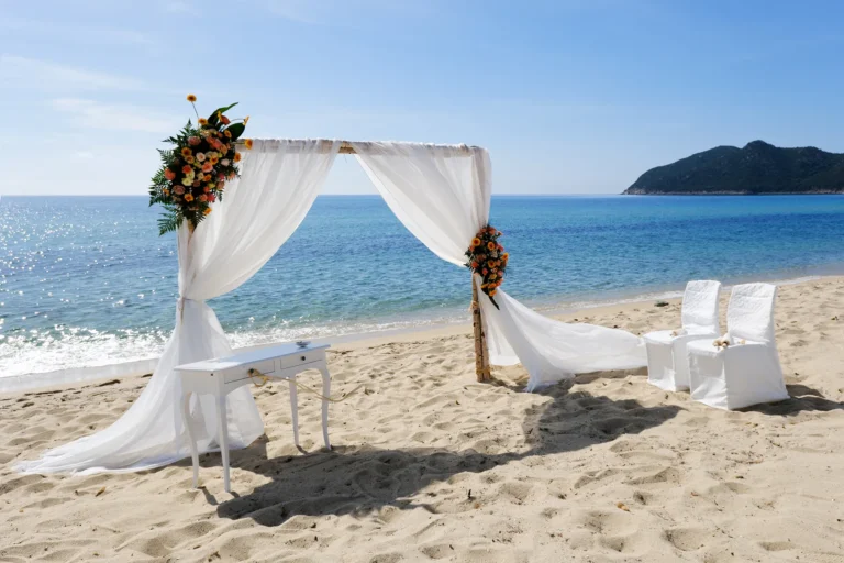 das Hochzeitssetting zur Strandhochzeit, meer sardinien urlaub