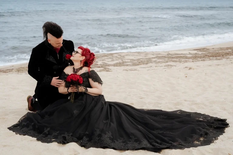 das Paar in Schwarz im Sand, Strandhochzeit - meer sardinien urlaub