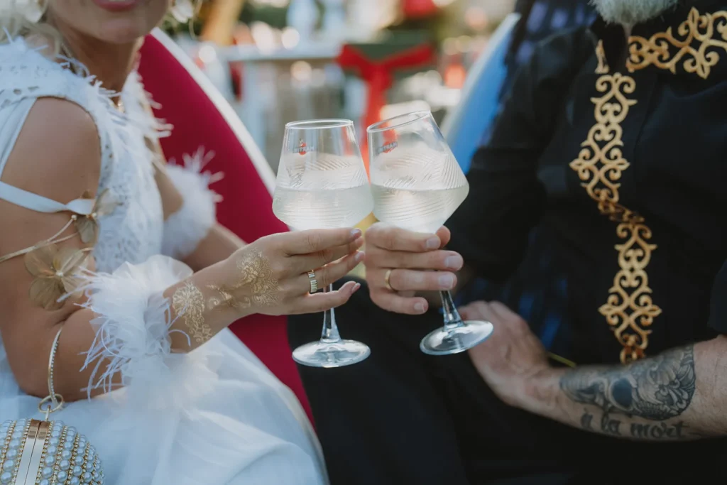das Paar stösst an, Strandhochzeit, meer sardinien urlaub