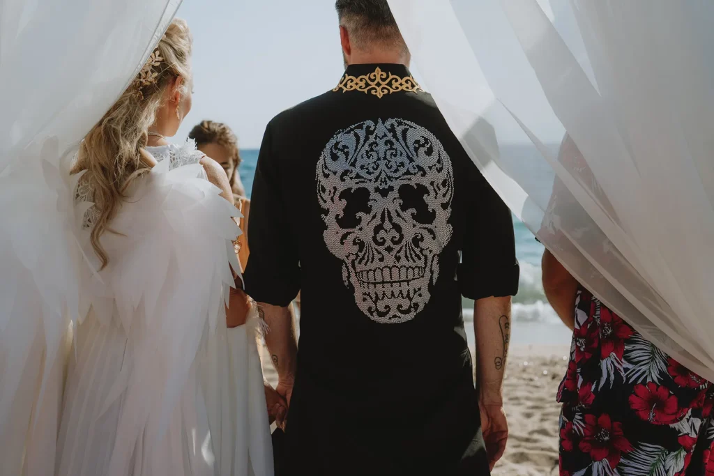 das Paar von hinten zur Strandhochzeit, meer sardinien urlaub