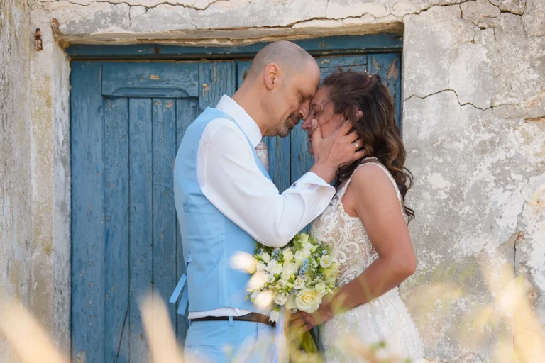 das Paar vor einem alten Gebäude, Strandhochzeit, meer sardinien urlaub