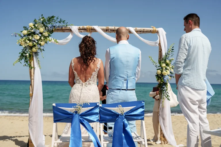 das Paar während der Strandhochzeit, meer sardinien urlaub