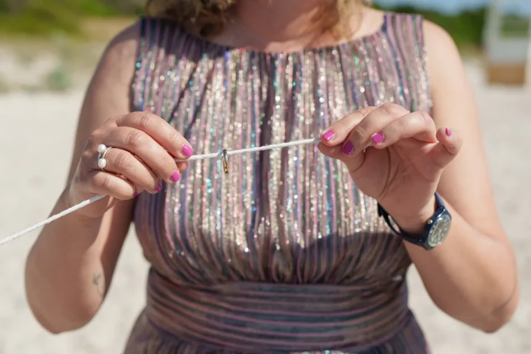 das Ringritual während der Strandhochzeit, meer sardinien urlaub
