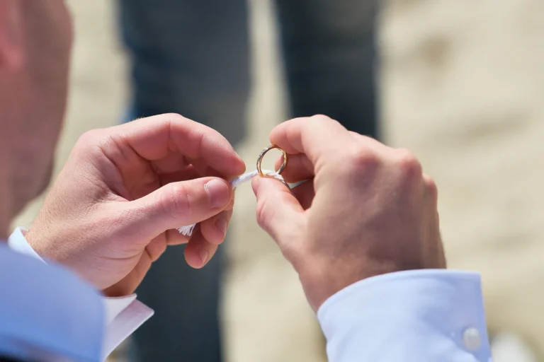 das Ringritual zur Strandhochzeit, meer sardinien urlaub