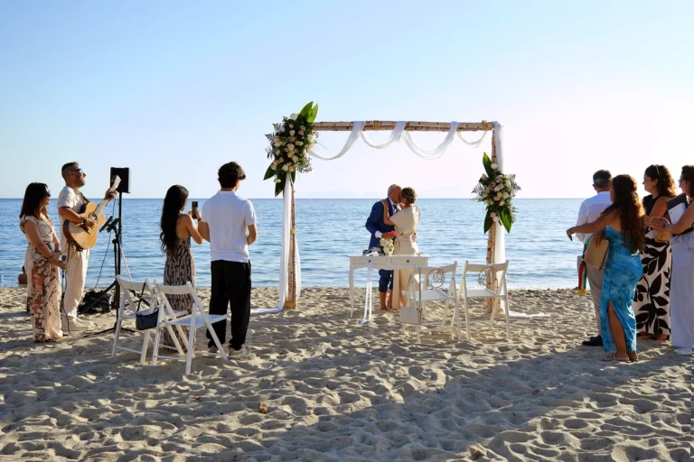 das Setting mit Live-Sängerin, Strandhochzeit, meer sardinien urlaub