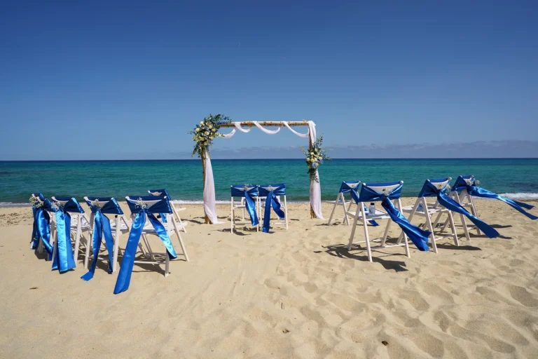 das Strandsetting einer Strandhochzeit in Blau, meer sardinien urlaub