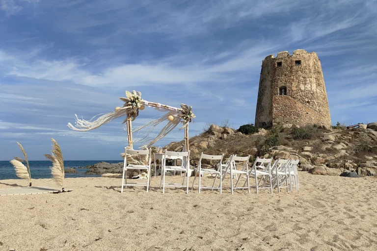 das Trausetting für die Strandhochzeit mit Küstenturm im Hintergrund - meer sardinien urlaub