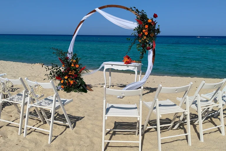 das Trausetting mit rundem Traubogen für die Strandhochzeit, meer sardinien urlaub