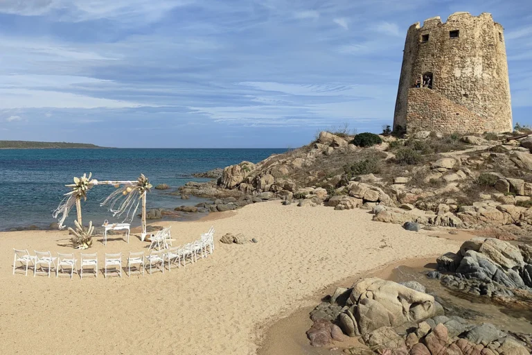 das Trausetting vor dem Küstenturm, Strandhochzeit - meer sardinien urlaub