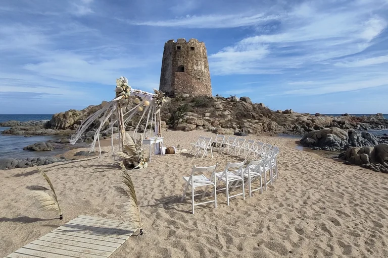 das atemberaubende Strandsetting für die Strandhochzeit mit Küstenturm - meer sardinien urlaub
