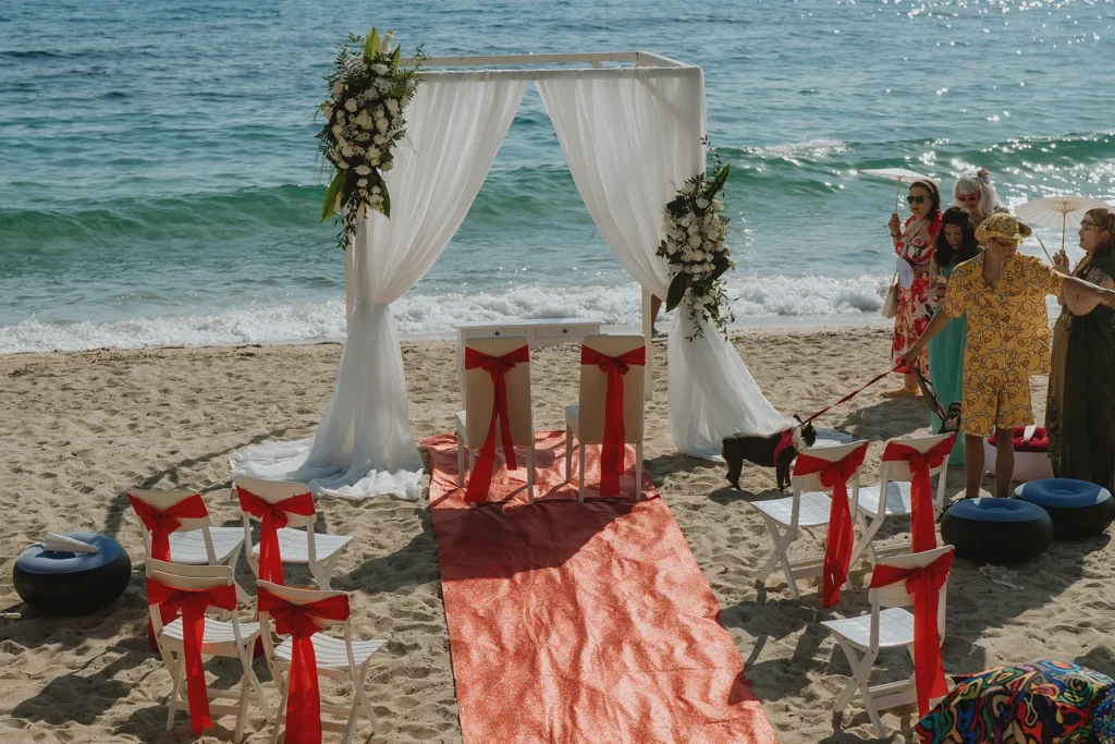 das bunte Strandsetting zur Strandhochzeit, meer sardinien urlaub