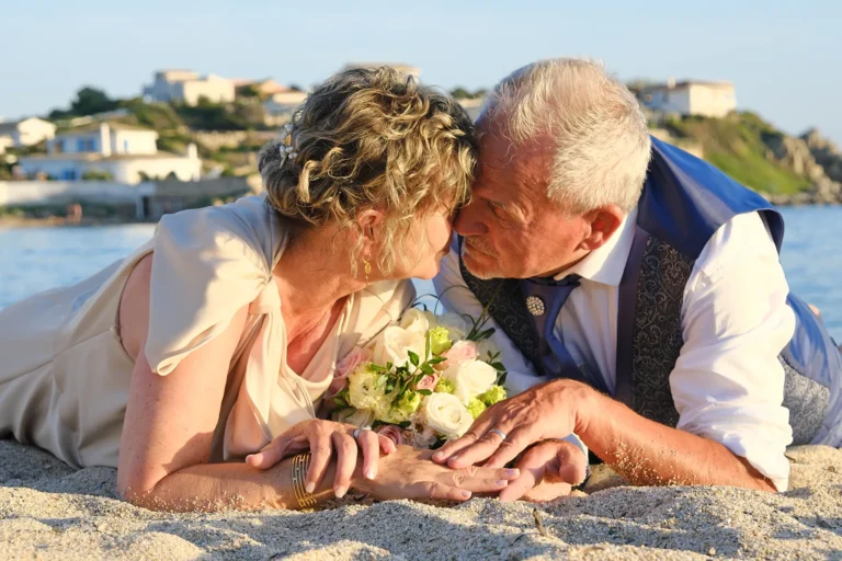 das frisch vermählte Paar, Strandhochzeit, meer sardinien urlaub