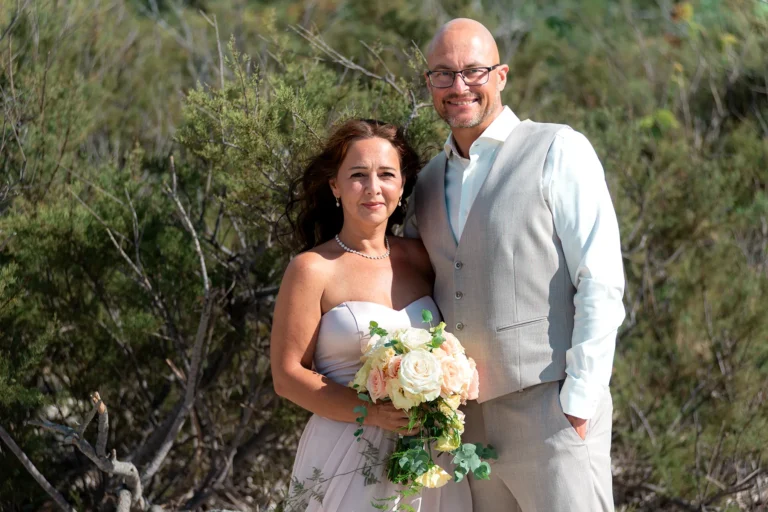 das glücklich lächelnde Brautpaar, Strandhochzeit - meer sardinien urlaub