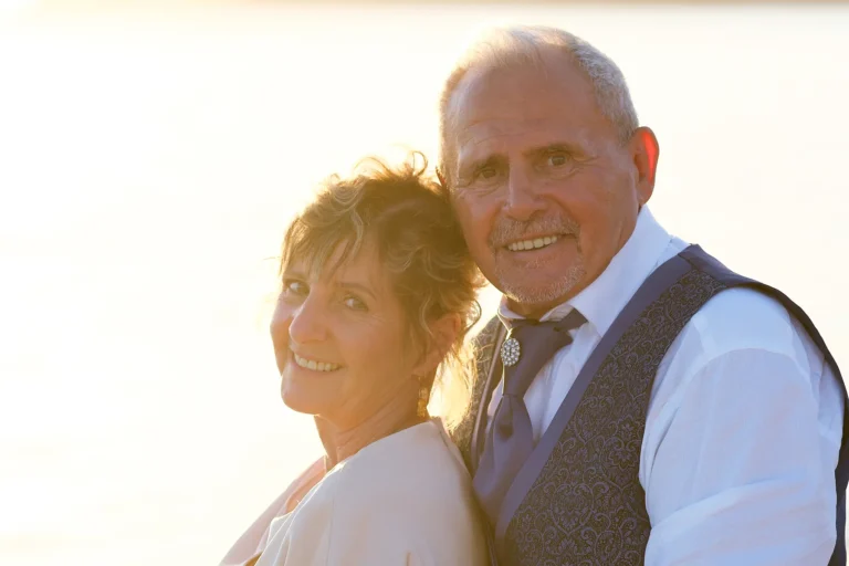 das glückliche Brautpaar, Strandhochzeit, meer sardinien urlaub