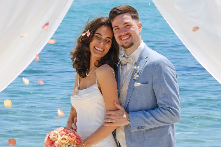 das glückliche Brautpaar im Blütenregen, Strandhochzeit, meer sardinien urlaub