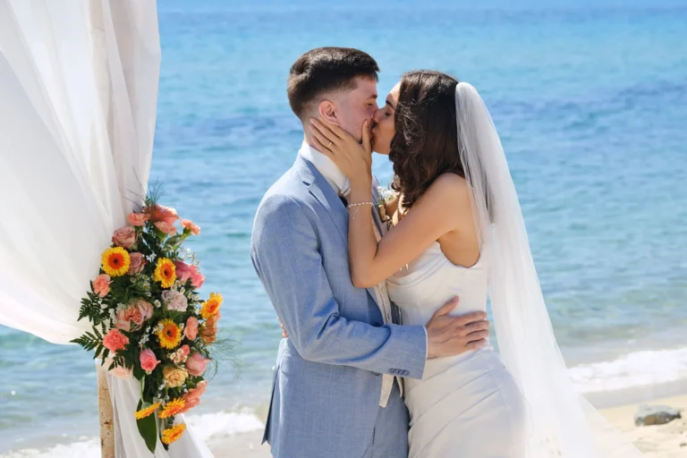 das küssende Brautpaar während der Strandhochzeit, meer sardinien urlaub