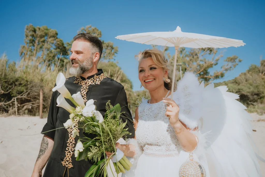 das lachende Brautpaar, Strandhochzeit, meer sardinien urlaub