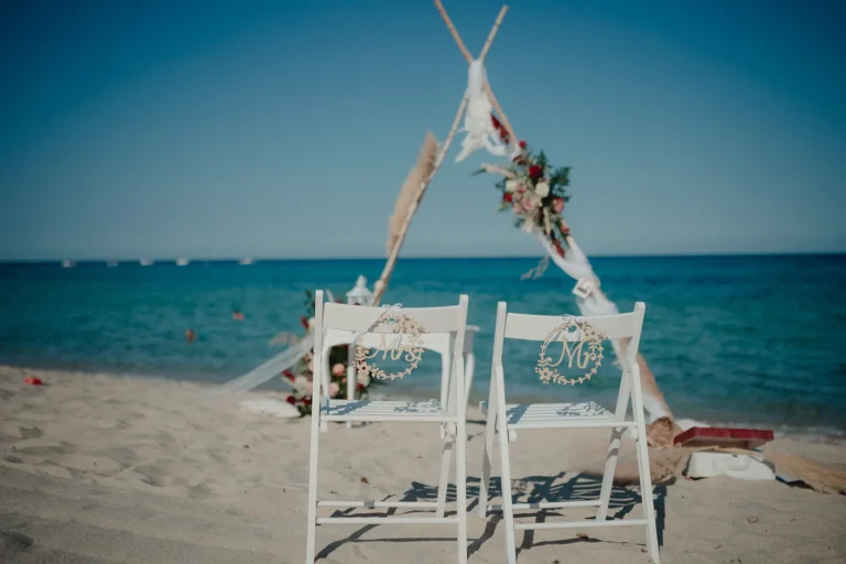 das romantische Trausetting, Strandhochzeit - meer sardinien urlaub