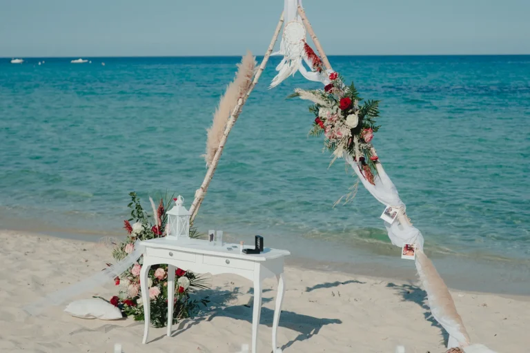 das schlicht-romantische Trausetting für die Strandhochzeit - meer sardinien urlaub