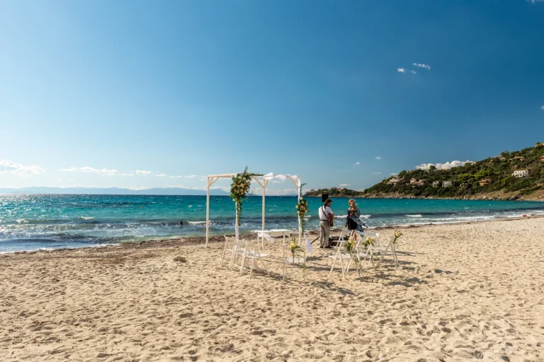 das traumhafte Trausetting für die Strandhochzeit - meer sardinien urlaub