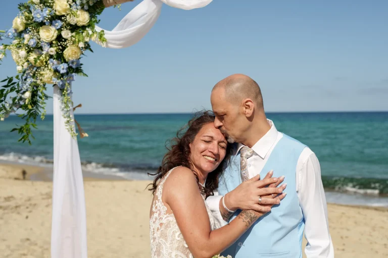 das verträumt-glückliche Lächeln der Braut, Strandhochzeit - meer sardinien urlaub