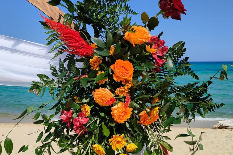 der Blumenschmuck am Traubogen, Strandhochzeit, meer sardinien urlaub