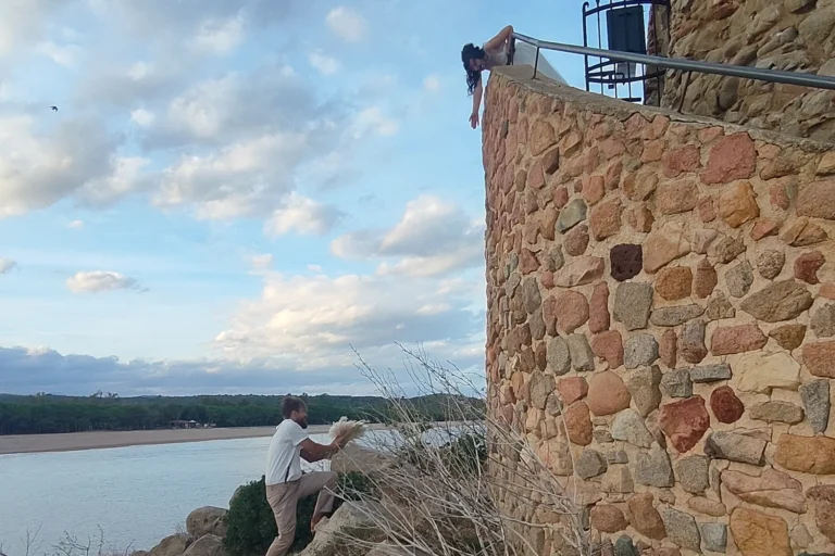 der Bräutigam fängt spielerisch den Brautstrauß auf, Strandhochzeit - meer sardinien urlaub