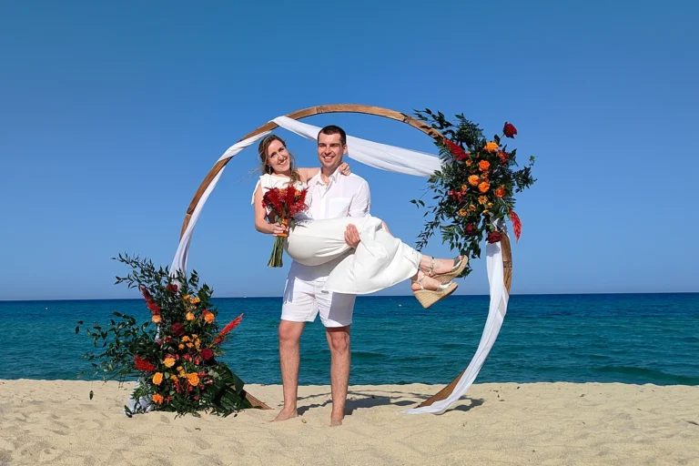 der Bräutigam trägt seine Braut auf Händen, Strandhochzeit, meer sardinien urlaub