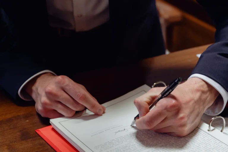der Bräutigam unterzeichnet die Eheurkunde im Gemeindesaal von Posada - meer sardinien urlaub