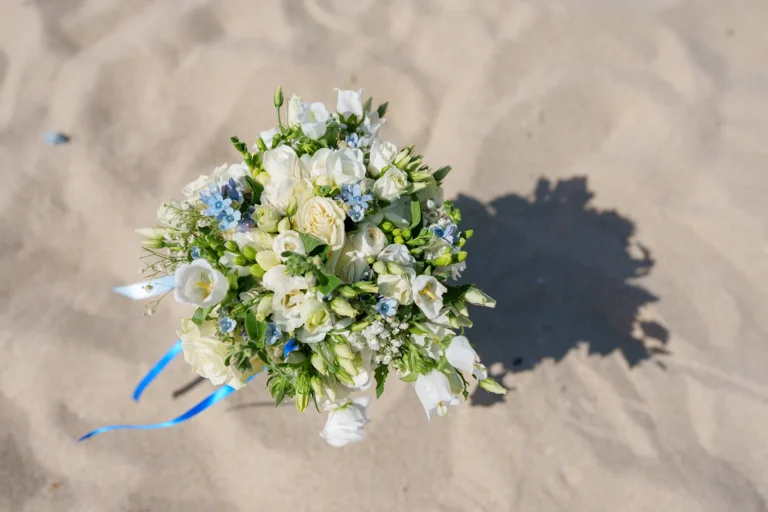 der Brautstrauß, Strandhochzeit, meer sardinien urlaub