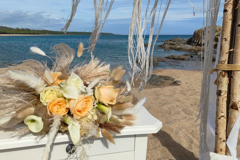 der Brautstrauß, Strandhochzeit mit Küstenturm - meer sardinien urlaub