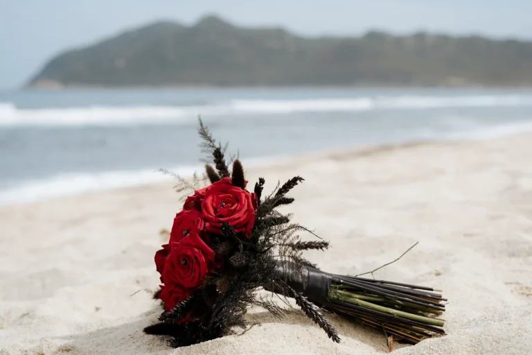 der Brautstrauß auf dem Sand, Strandhochzeit - meer sardinien urlaub