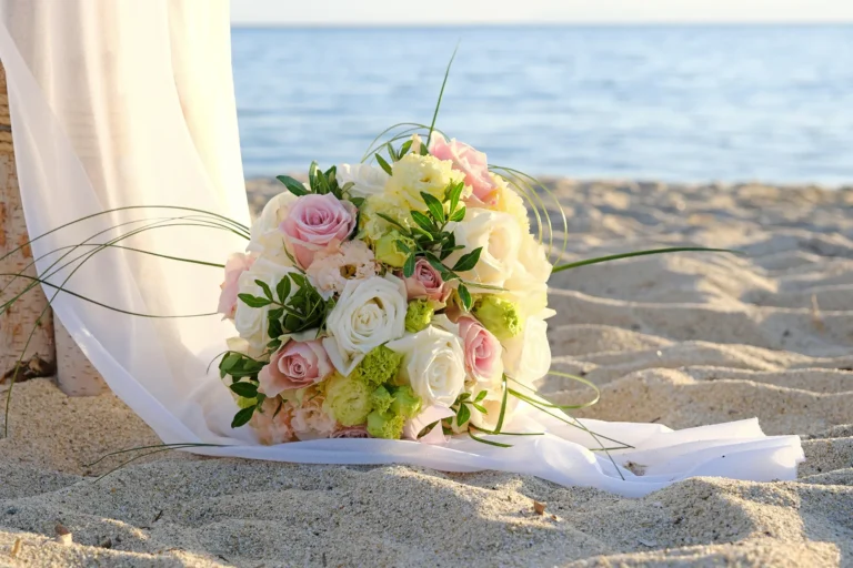 der Brautstrauss auf dem weißen Tüll, Strandhochzeit, meer sardinien urlaub